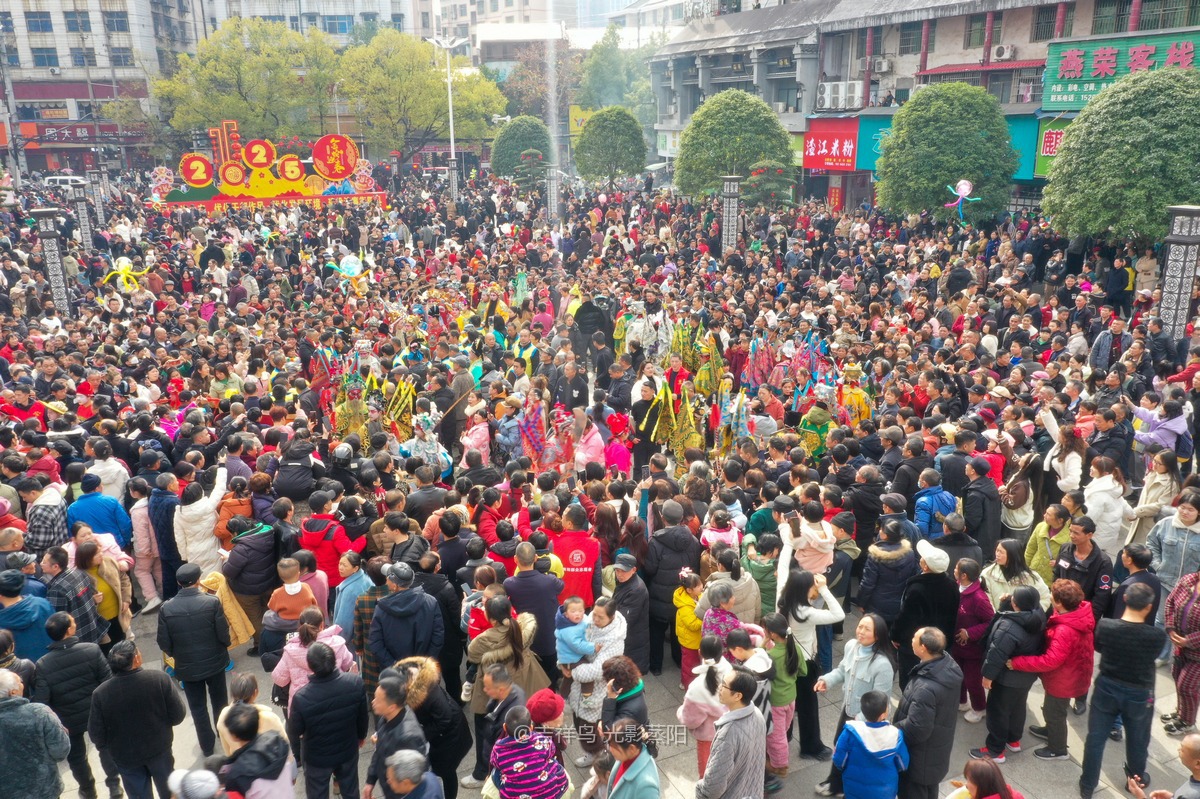 水波堂花灯队在衡阳县县城表演 (5+1)