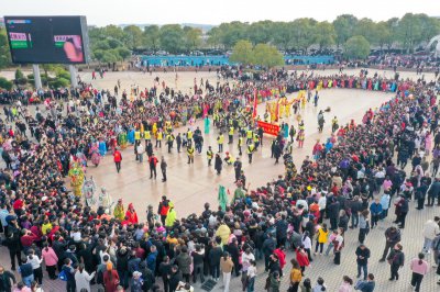 水波堂花灯队在衡阳县县城表演 (0+1)