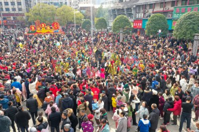 水波堂花灯队在衡阳县县城表演 (5+1)
